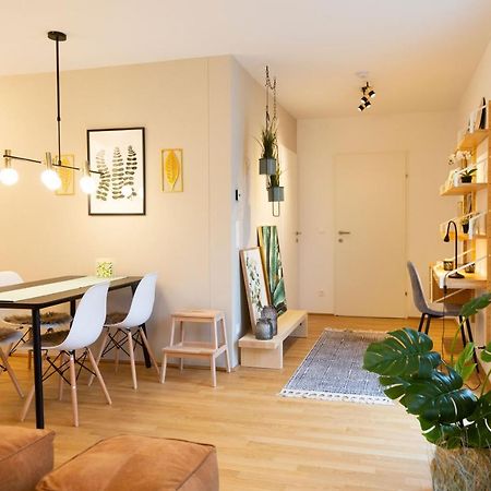 Green & Cozy Apartment - 15 Min To City Center Wina Bagian luar foto