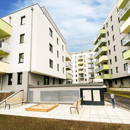 Green & Cozy Apartment - 15 Min To City Center Wina Bagian luar foto