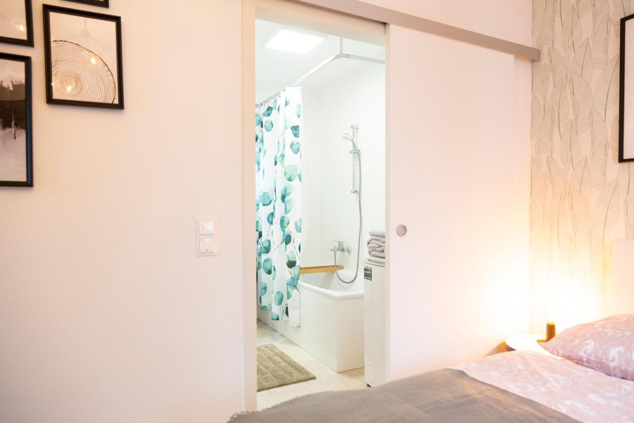 Green & Cozy Apartment - 15 Min To City Center Wina Bagian luar foto