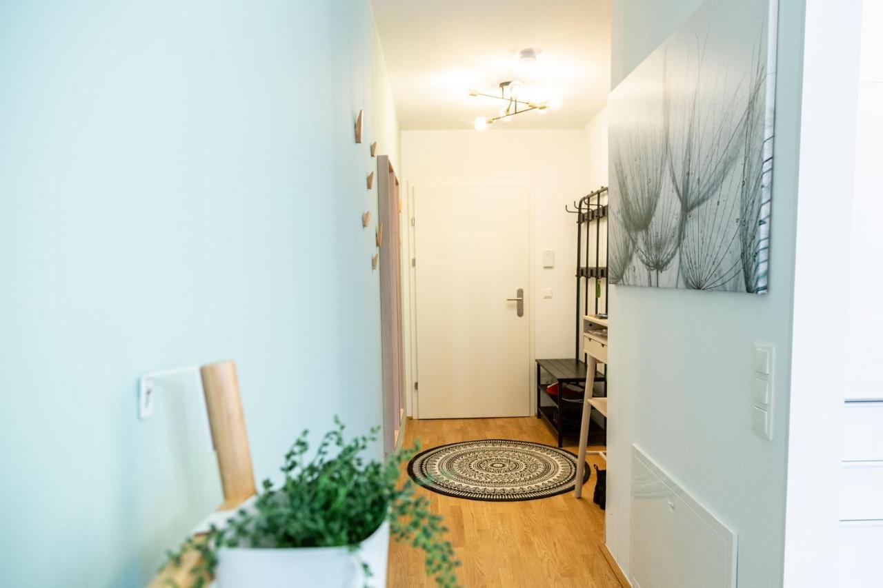 Green & Cozy Apartment - 15 Min To City Center Wina Bagian luar foto