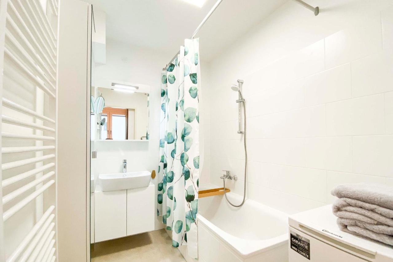 Green & Cozy Apartment - 15 Min To City Center Wina Bagian luar foto