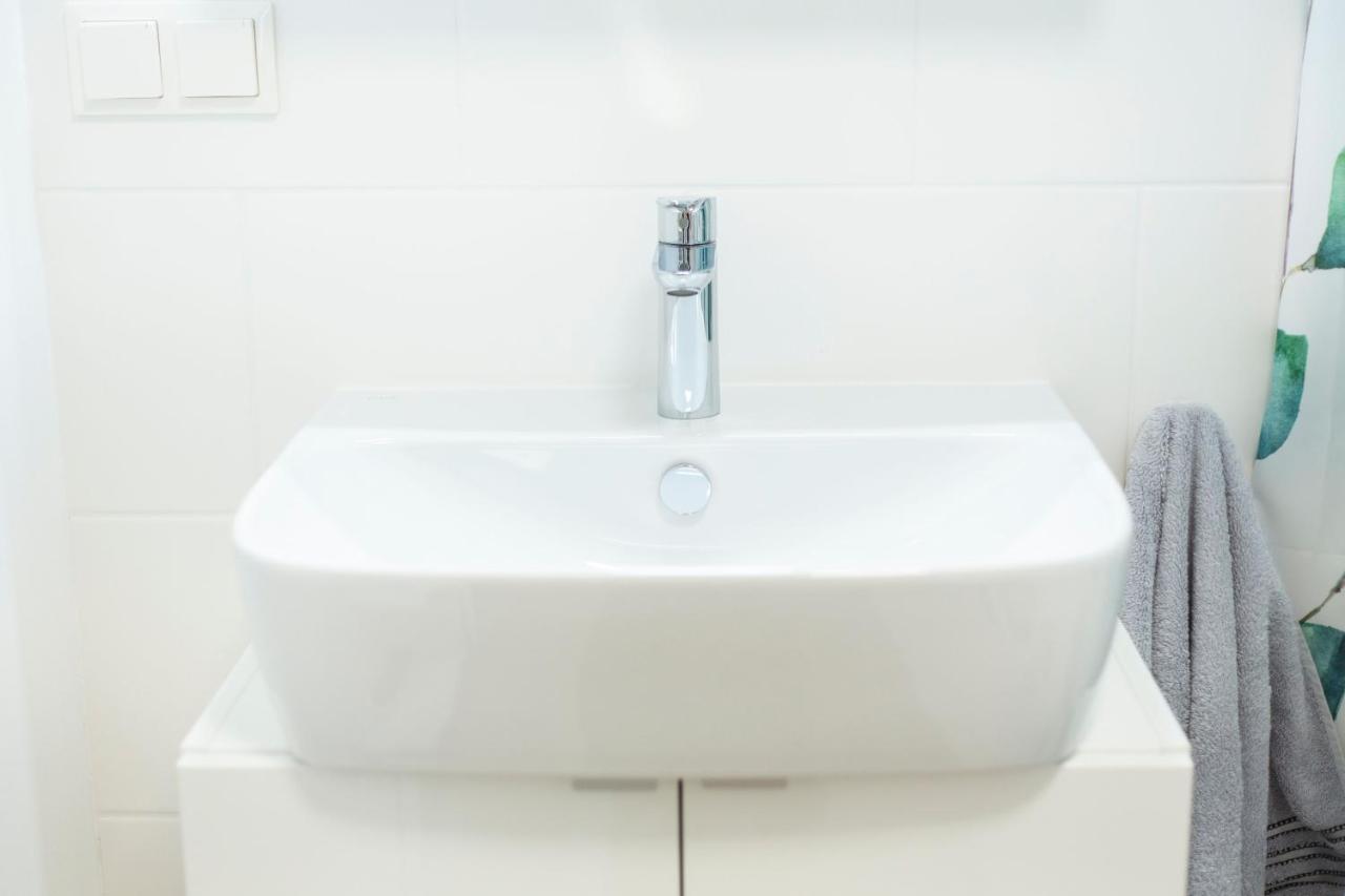 Green & Cozy Apartment - 15 Min To City Center Wina Bagian luar foto