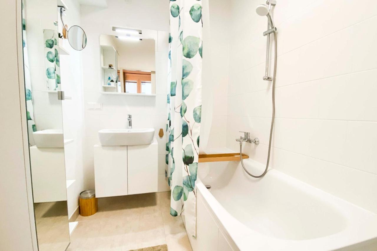 Green & Cozy Apartment - 15 Min To City Center Wina Bagian luar foto